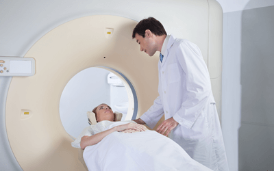脳動脈瘤の検査を受ける女性と男性医師