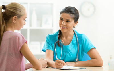 若い子宮がん患者と話す女性看護師