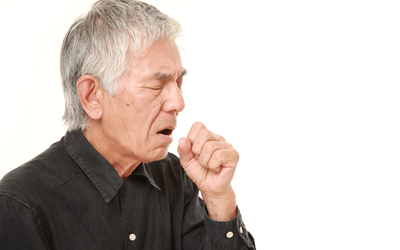 咳をする高齢男性COPD患者