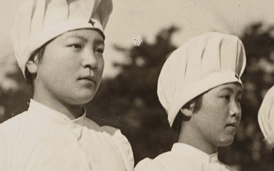 日本赤十字社が戦場に従軍看護師を送り出すために採用された白衣
