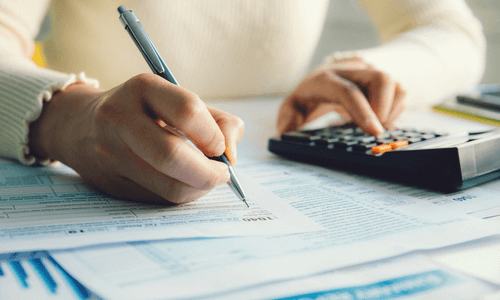 収入が不安定でボーナスや退職金や保険がない