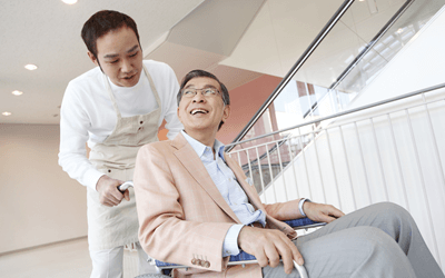 介護士・運動指導員等から学ぶことが可能