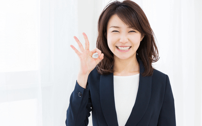 明るい笑顔でハキハキと回答する