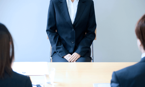HCU配属条件を確認する看護師