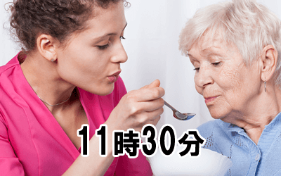 11時30分:看護師は交代で休憩(休憩外は入居者への食事介助)