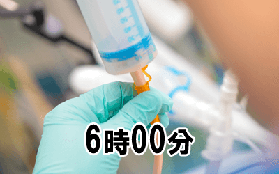 6時00分:入居者起床・朝食準備/配膳・経管栄養実施