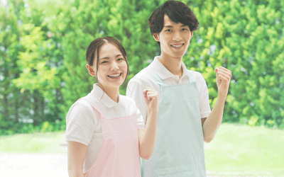 看護師と介護スタッフの職場での人間関係を確認する