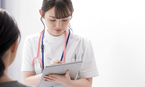 昼あたりは患者ごとに必要な説明業務を行う