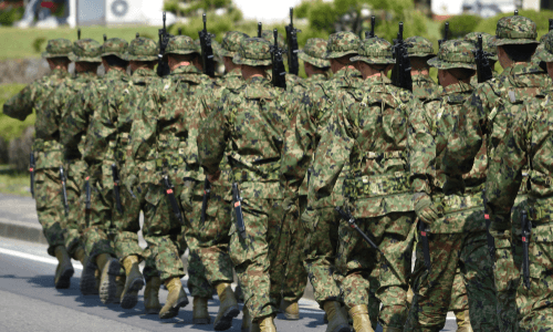2.自衛官となり、准看護師免許を取得する