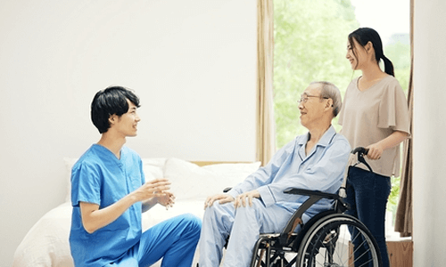 人工股関節術後患者へ禁忌肢位を説明する看護師