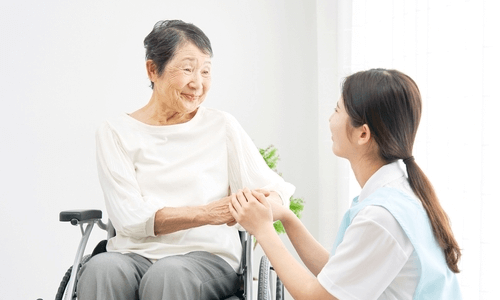 リウマチ患者へ寄り添う看護師